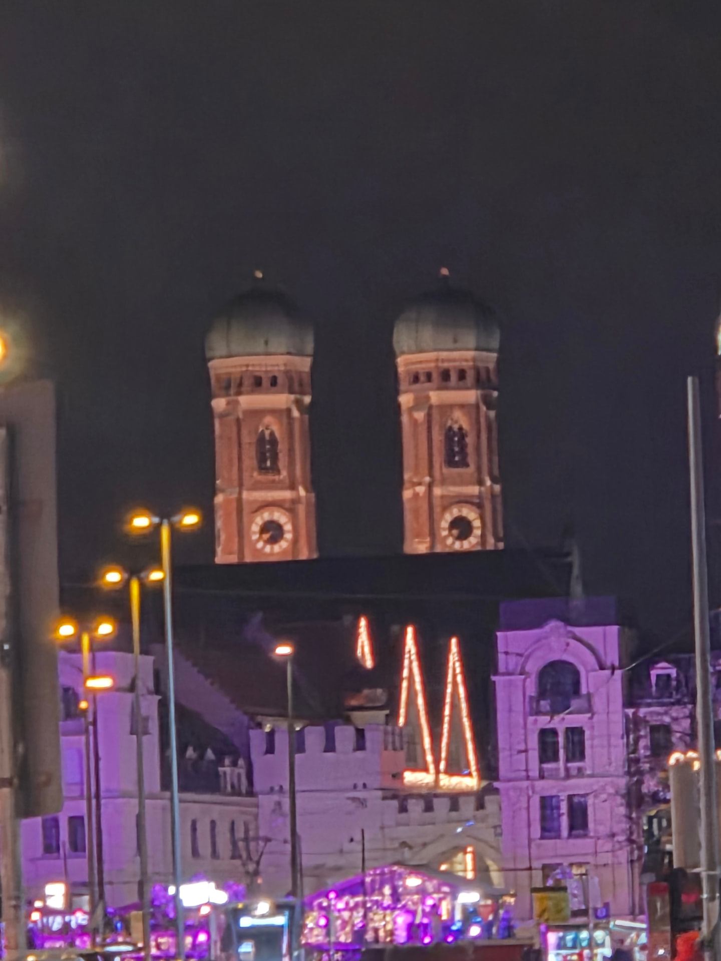 Türme der Münchner Frauenkirche bei Nacht