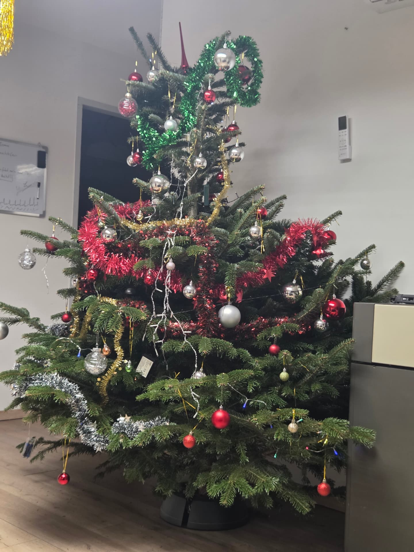 Geschmückter Weihnachtsbaum in der Basis